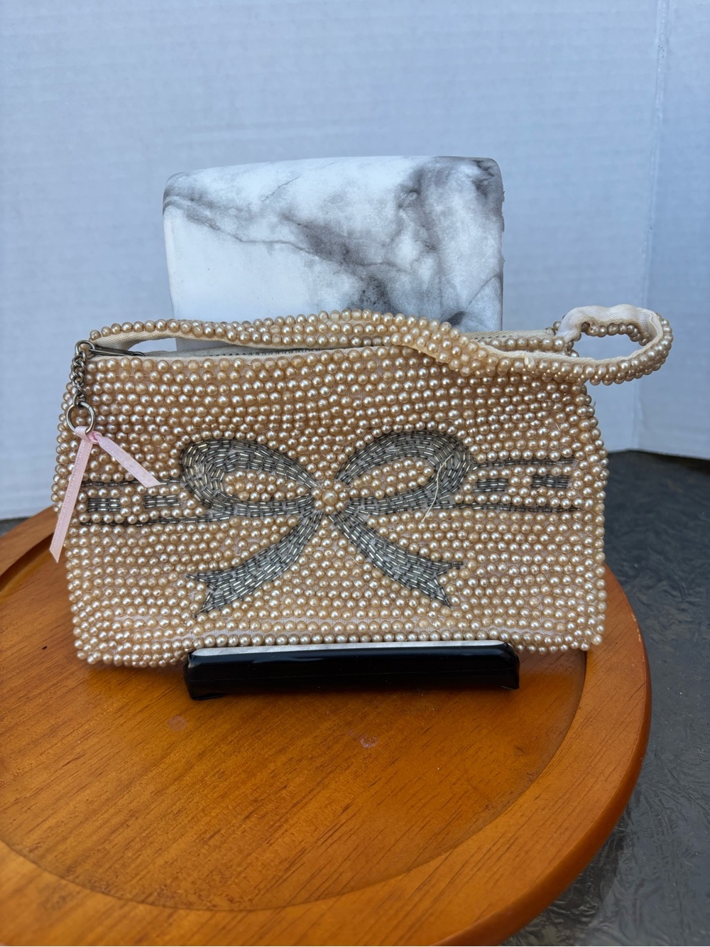 Retro Pearly Beaded Bow Accent Wrist Purse - Cream